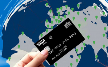 Die Deutschland-Kreditkarte vor der Weltkugel