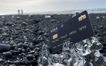 Die Deutschland-Kreditkarte am Diamond Beach in Island