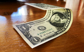 Ein Dollar auf dem Tisch