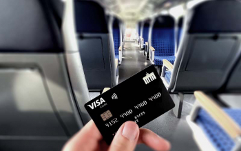 Die Deutschland-Kreditkarte in einem öffentlichen Verkehrsmittel 