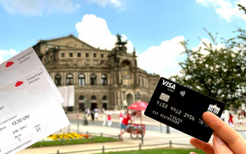 Deutschland-Kreditkarte vor dem Operngebäude mit Ticketkarten