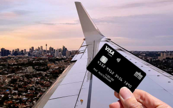Blick aus dem Flugzeugfenster mit der Deutschland-Kreditkarte