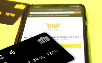 Einkaufen von zu Hause und bezahlen mit der Deutschland-Kreditkarte