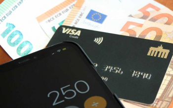 Geld, Kreditkarte und Smartphone