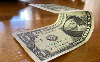 Eine Dollar-Note auf dem Tisch