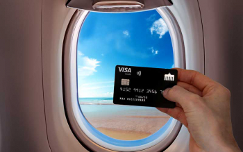Die Deutschland-Kreditkarte im Flugzeug mit Urlaubsblick